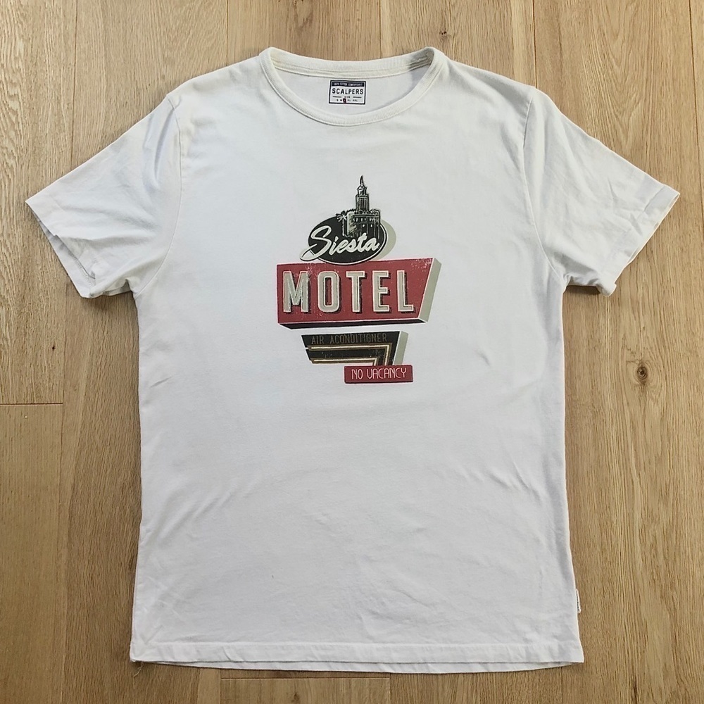 SCALPERS SIESTA MOTEL WHITE  GRAPHIC TEE - L